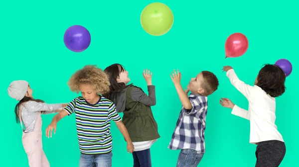 Barn leker med färgglada ballonger — Stockfoto