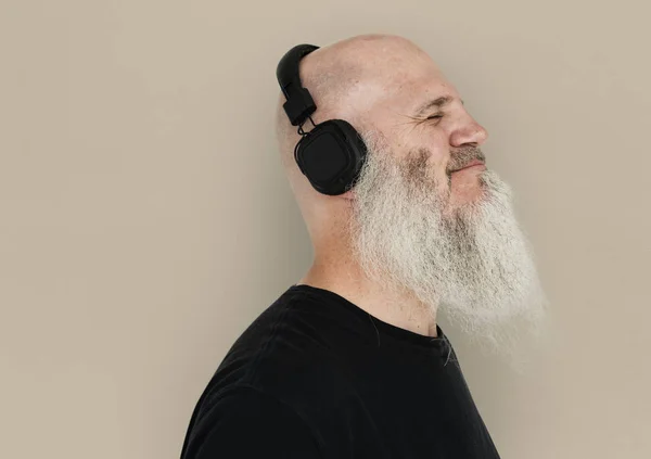 Mann hört Musik über Kopfhörer — Stockfoto