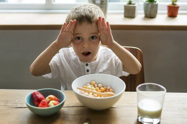 Niño desayunando. —  Fotos de Stock