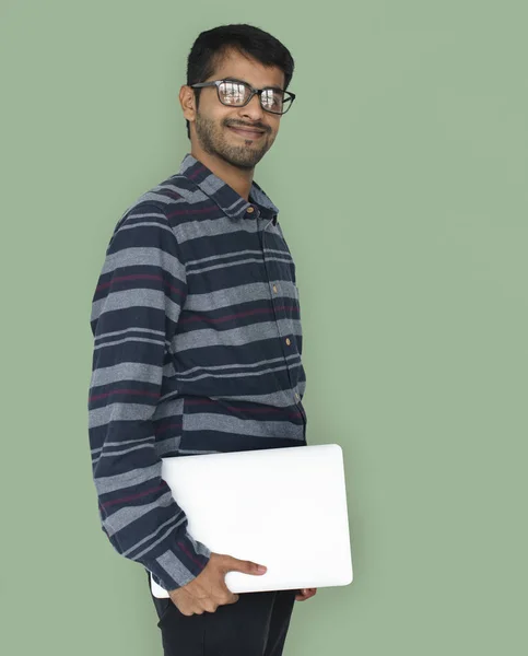 Indische Man in studio met laptop — Stockfoto