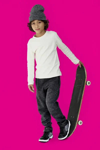 Menino elegante com skate — Fotografia de Stock