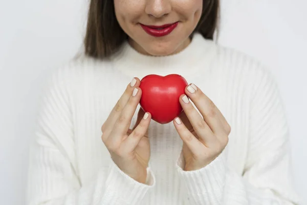 Donna che tiene il cuore rosso — Foto Stock
