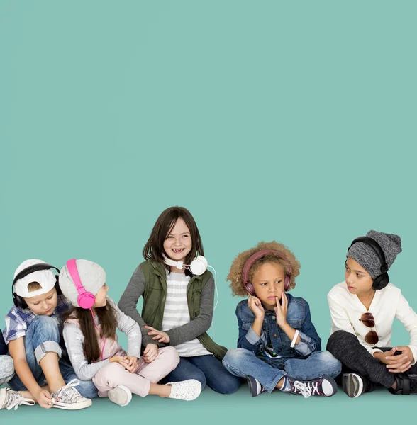 Multicultural group of children listening music — Stock Photo, Image