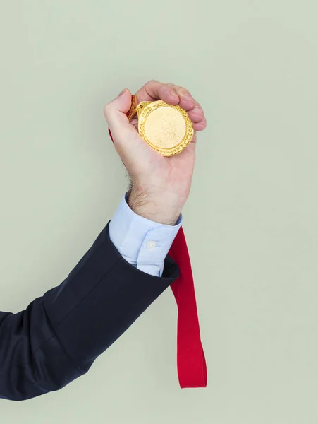 Man bedrijf medaille — Stockfoto