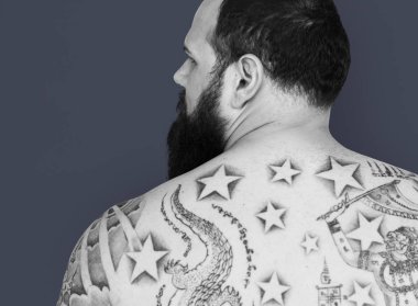 Sırt dövmesi olan adam