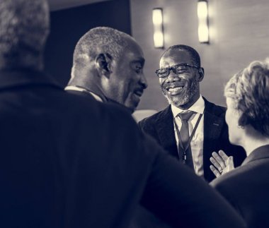 Çeşitli iş adamları ara konuş