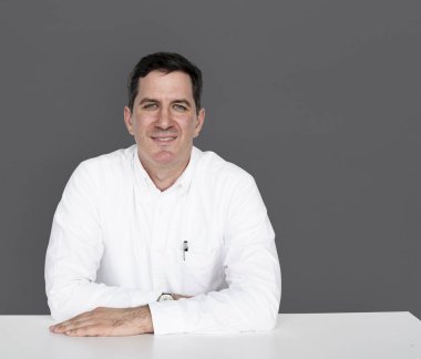 Beyaz tişörtlü adam