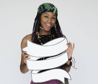 Kağıt şerit tutan kadın