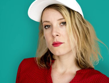 sarışın kadın giyiyor beyaz kap