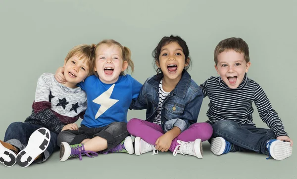 Glada barn som sitter på golvet — Stockfoto