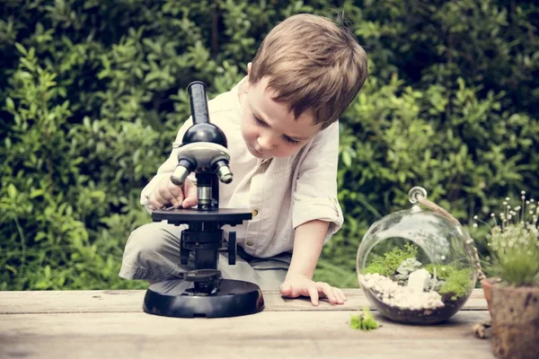 Pequeño niño experimentando con el microscopio —  Fotos de Stock