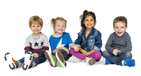 Dzieci siedzą na podłodze — Zdjęcie stockowe