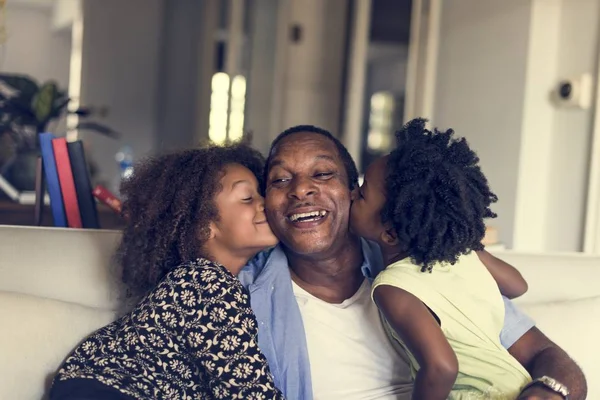 Pai africano com duas filhas — Fotografia de Stock