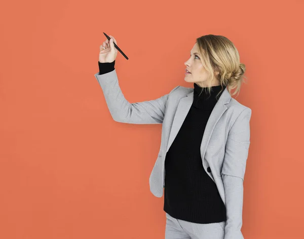 Zakenvrouw schrijven op de muur — Stockfoto