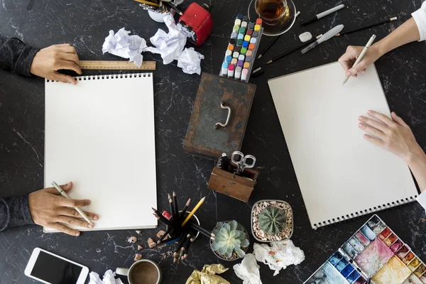 Pareja sentada en clase de artes — Foto de Stock