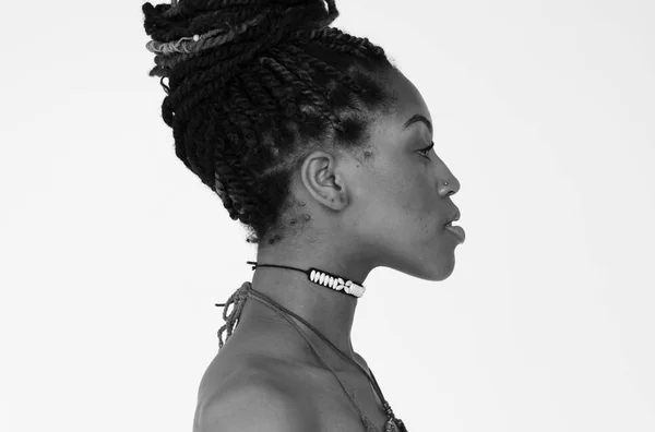 非洲妇女与长发绺侧面 — 图库照片