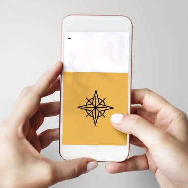 Cep telefonu ellerinde.