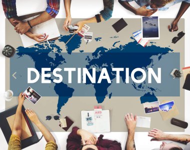 Bir grup insan masada siting