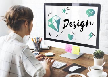 Bilgisayarda çalışan genç bir kadın.