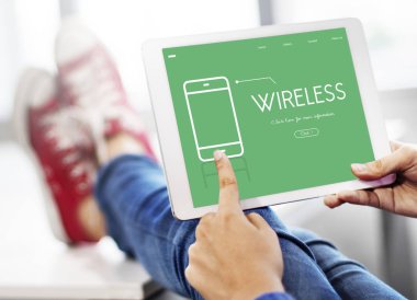 Dijital tablet üzerinde gösteren bir el 