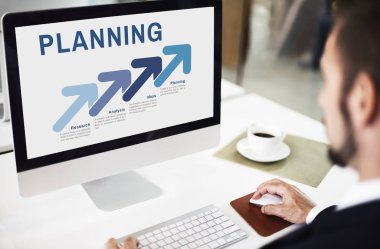 Dizüstü bilgisayarda çalışan adam