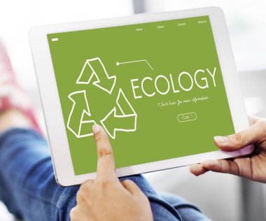 Dijital tablet üzerinde gösteren bir el 