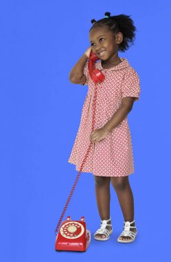 küçük kız kamera için poz