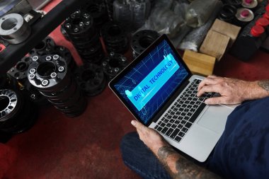 Dizüstü bilgisayarda çalışan araba tamircisi