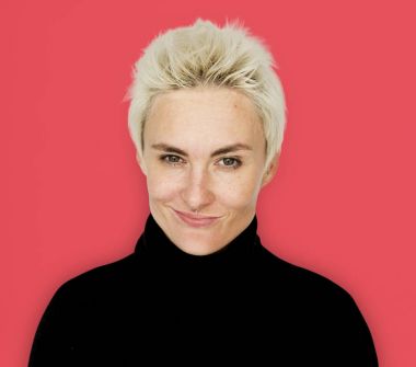 Kısa saçlı sarışın kadın