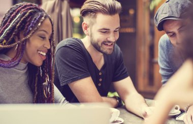 kahvehanede konuşan arkadaşlar