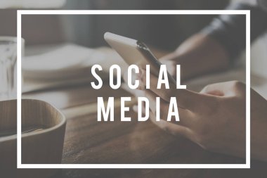 akıllı telefon tutan eller 