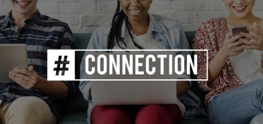 Arkadaşlar dijital cihazlar kullanarak