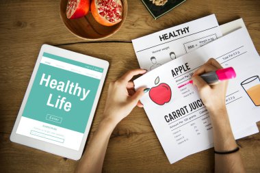 Kadın dijital tablet ile planı yapma