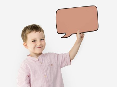 Kağıt kabarcık tutan çocuk