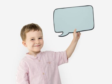 Kağıt kabarcık tutan çocuk