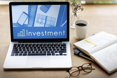 Masa üzerinde duran dizüstü