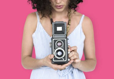 Vintage fotoğraf makinesi kullanan kadın