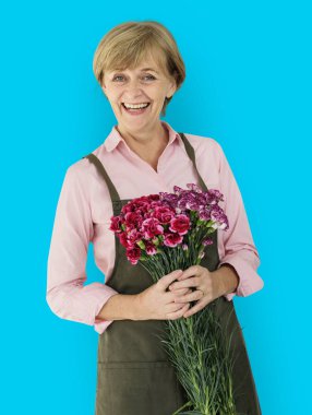 Buket çiçek ile üst düzey kadın