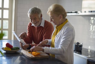 Yemek yetişkin çift