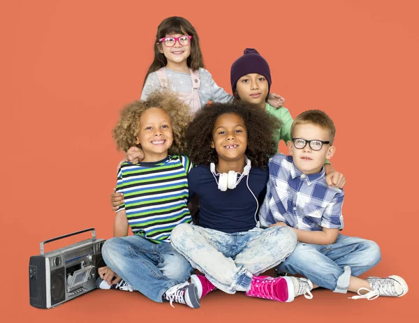 Wielokulturowym grupa dzieci, słuchanie muzyki — Zdjęcie stockowe