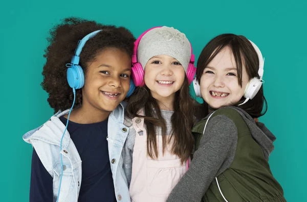 Meninas alegres ouvir música — Fotografia de Stock