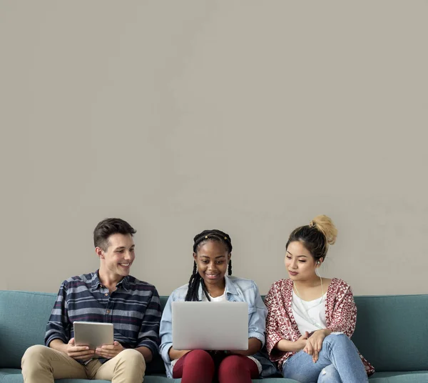 Jonge mensen met behulp van digitale apparaten — Stockfoto