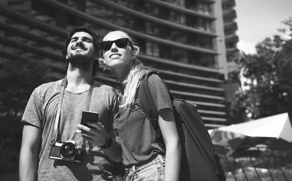 Jovem casal viajando na rua — Fotografia de Stock