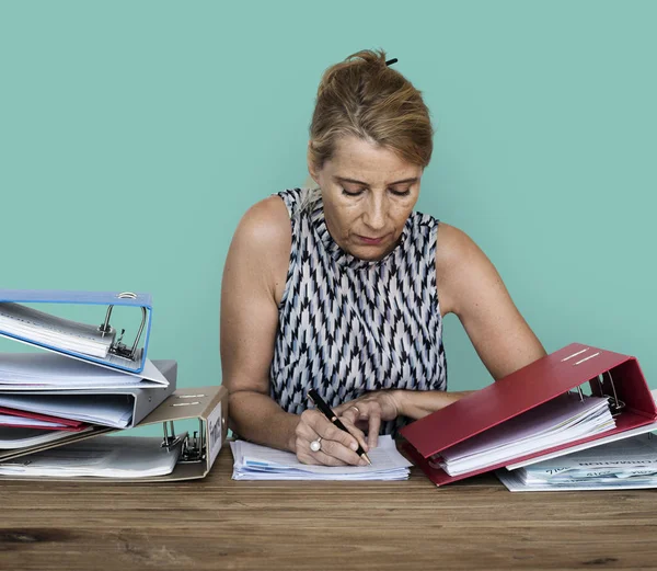 Geconcentreerde volwassen vrouw — Stockfoto