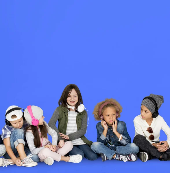 Wielokulturowym grupa dzieci, słuchanie muzyki — Zdjęcie stockowe