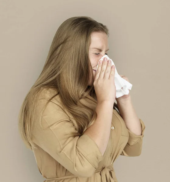 Mujer estornudando o llorando en el tejido — Foto de Stock