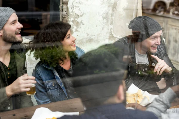 Friends drinking Craft Beer — Stock Photo, Image