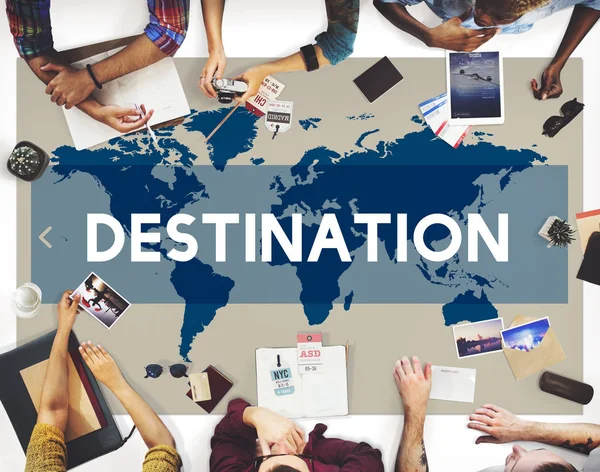 Bir grup insan masada siting