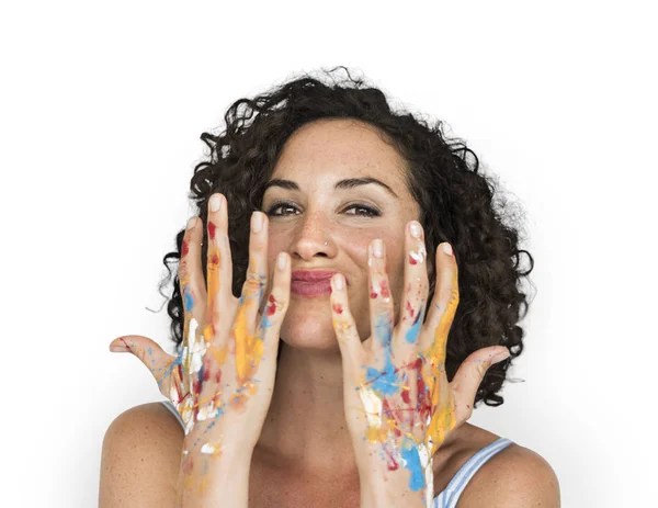 Artista mulher com as mãos pintadas — Fotografia de Stock