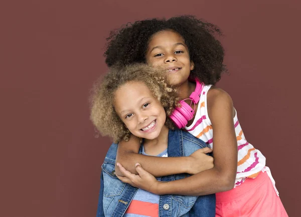 Niña y niño posando para la cámara — Foto de Stock